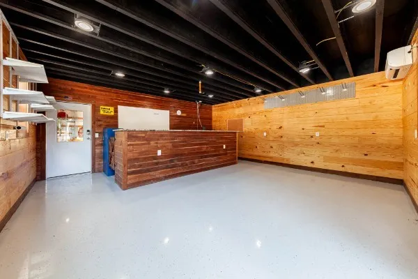 a view of room with an entryway