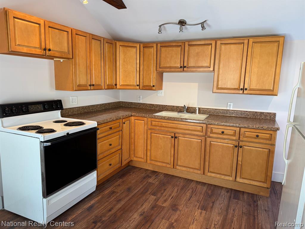 209 Detroit Street Milford, MI 48381 - Photo 9 of 15