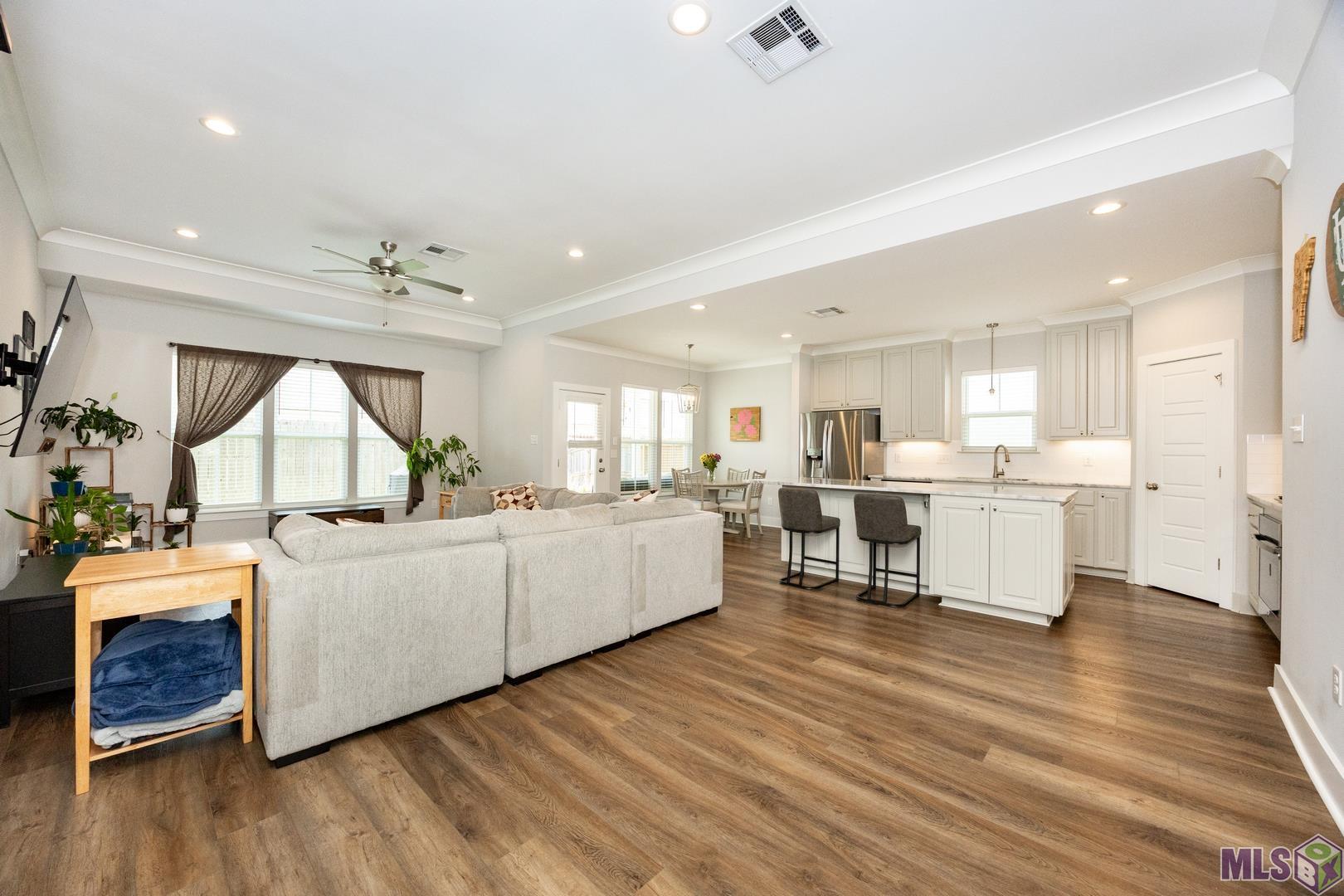 9016 Stonecroft Avenue Baton Rouge, LA 70810 - Photo 12 of 28 family room and kitchen view