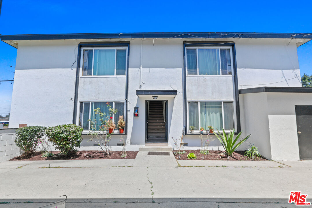10024 Foster Road Bellflower, CA 90706 - Photo 4 of 29 a house view with a outdoor space