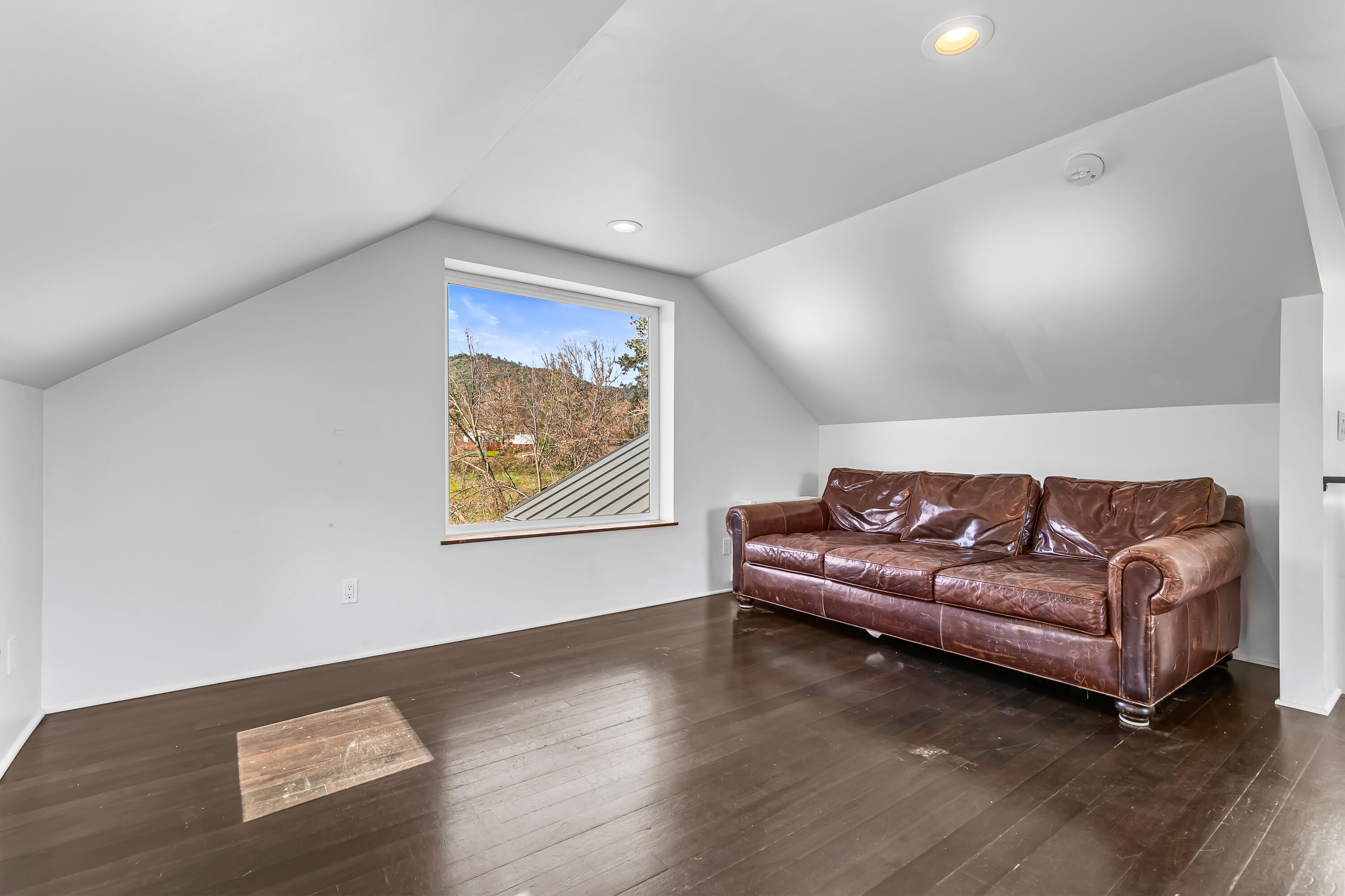 593 Crowson Road Ashland, OR 97520 - Photo 26 of 36 a living room with couch and a window
