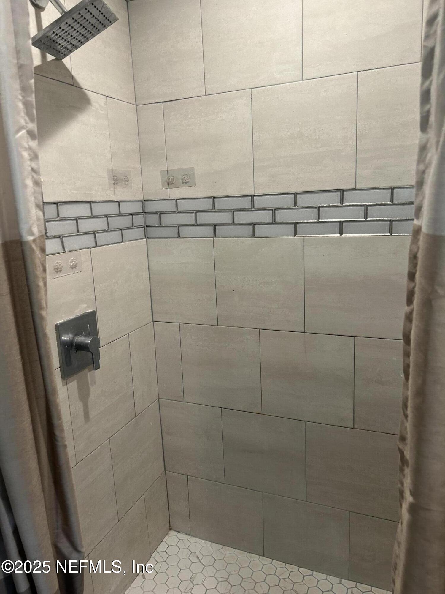 3173 St Augustine Road Jacksonville, FL 32207 - Photo 7 of 19 a bathroom with a shower