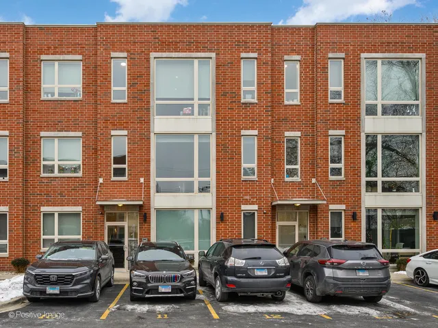 $2,500 | 4111 North Narragansett Avenue, Unit 204, Chicago, IL 60634