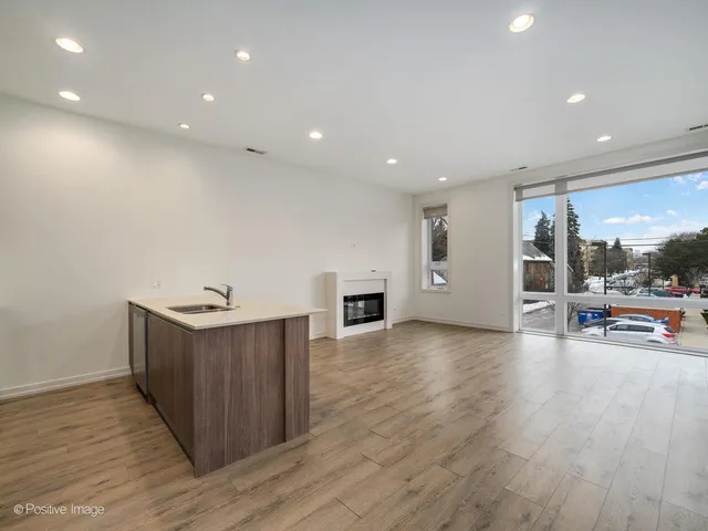 $2,500 | 4111 North Narragansett Avenue, Unit 204, Chicago, IL 60634