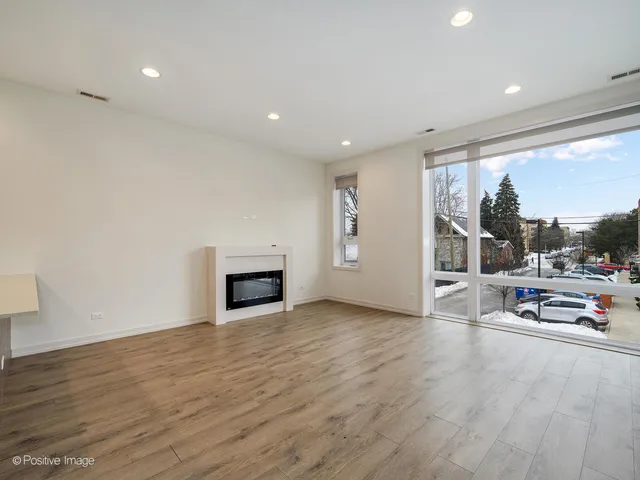 $2,500 | 4111 North Narragansett Avenue, Unit 204, Chicago, IL 60634