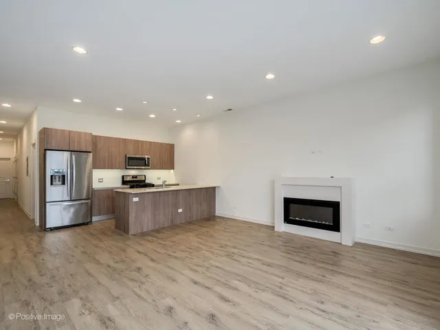 $2,500 | 4111 North Narragansett Avenue, Unit 204, Chicago, IL 60634