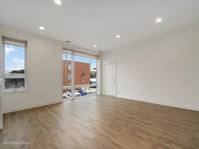 $2,500 | 4111 North Narragansett Avenue, Unit 204, Chicago, IL 60634