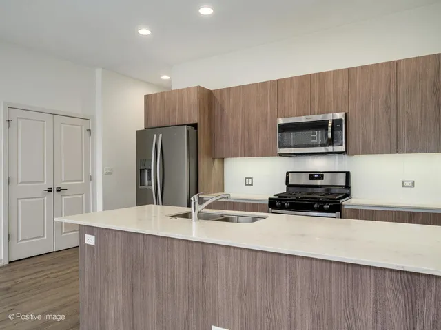 $2,500 | 4111 North Narragansett Avenue, Unit 204, Chicago, IL 60634