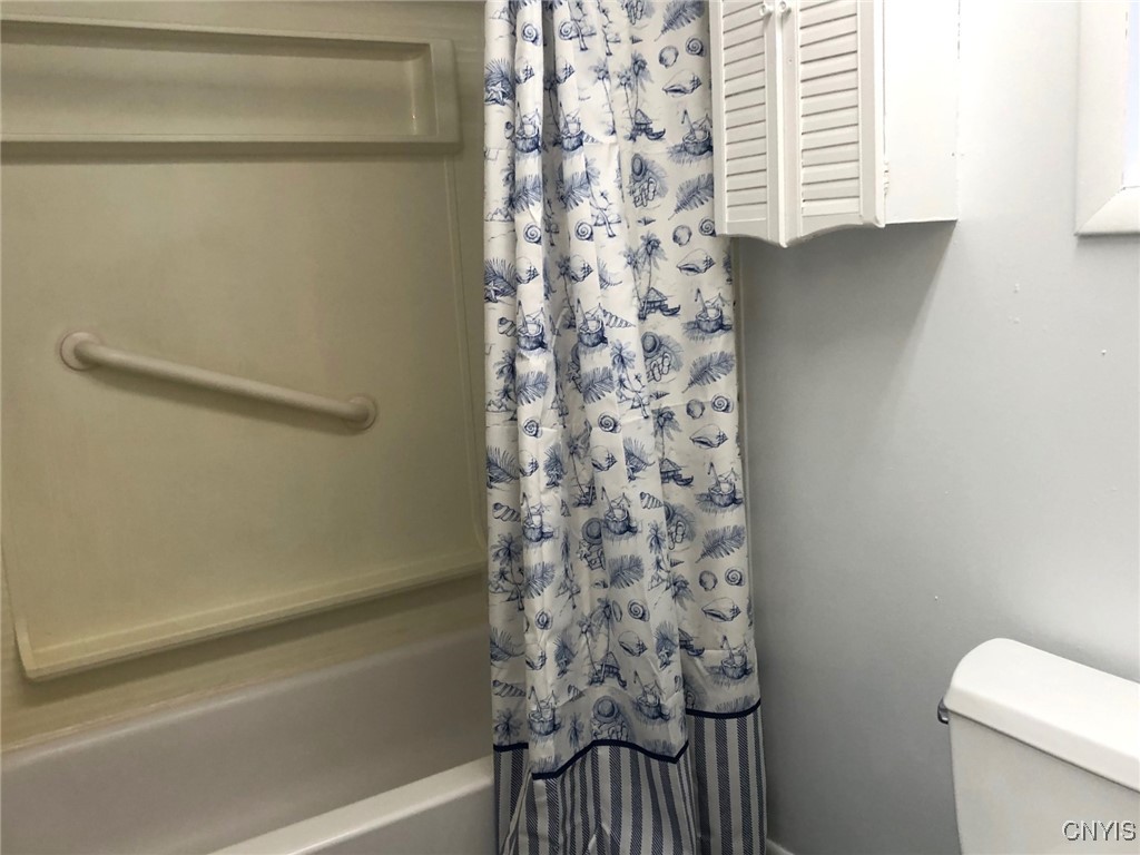 110 Spring Lane Syracuse, NY 13208 - Photo 21 of 40 1st Floor full bath with tub