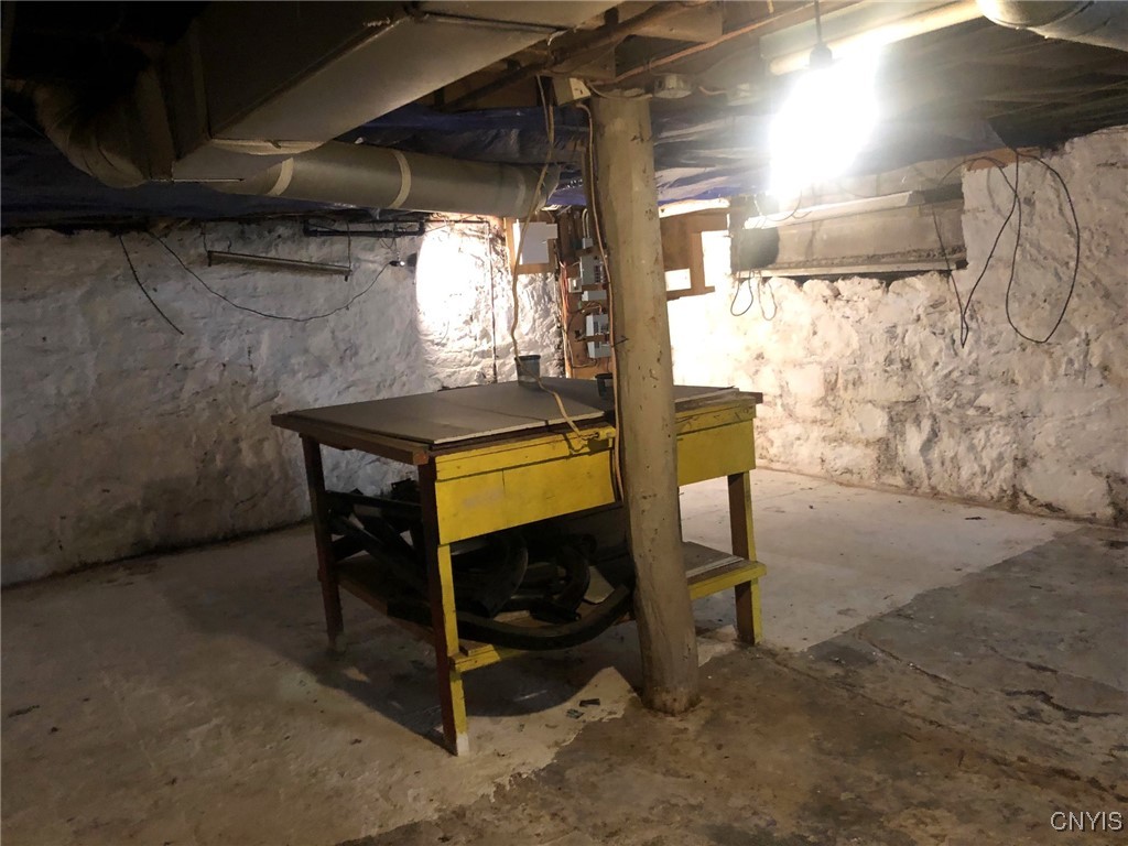 110 Spring Lane Syracuse, NY 13208 - Photo 33 of 40 Basement area for a woodshop