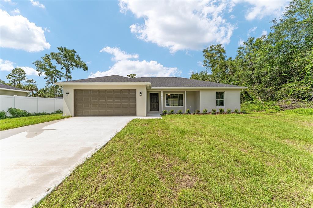319 Fisher Road Ocklawaha, FL 32179 - Photo 3 of 48 a front view of house with yard and green space