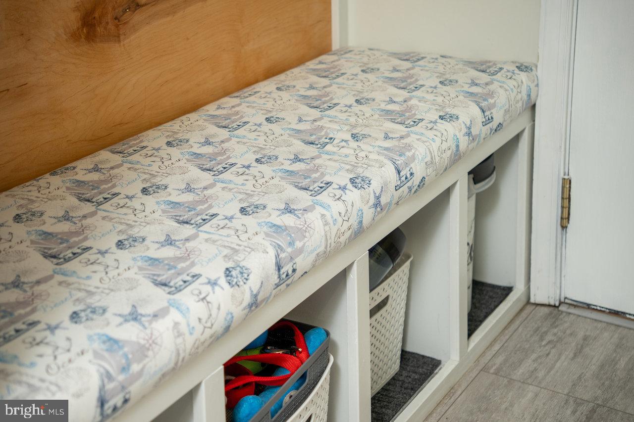 212 Whitacre Road Gore, VA 22637 - Photo 36 of 100 Charming entryway with stylish storage.