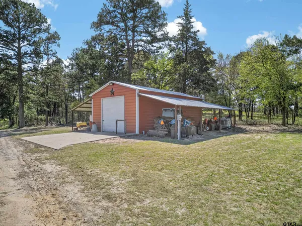 a view of a house with backyard and garden