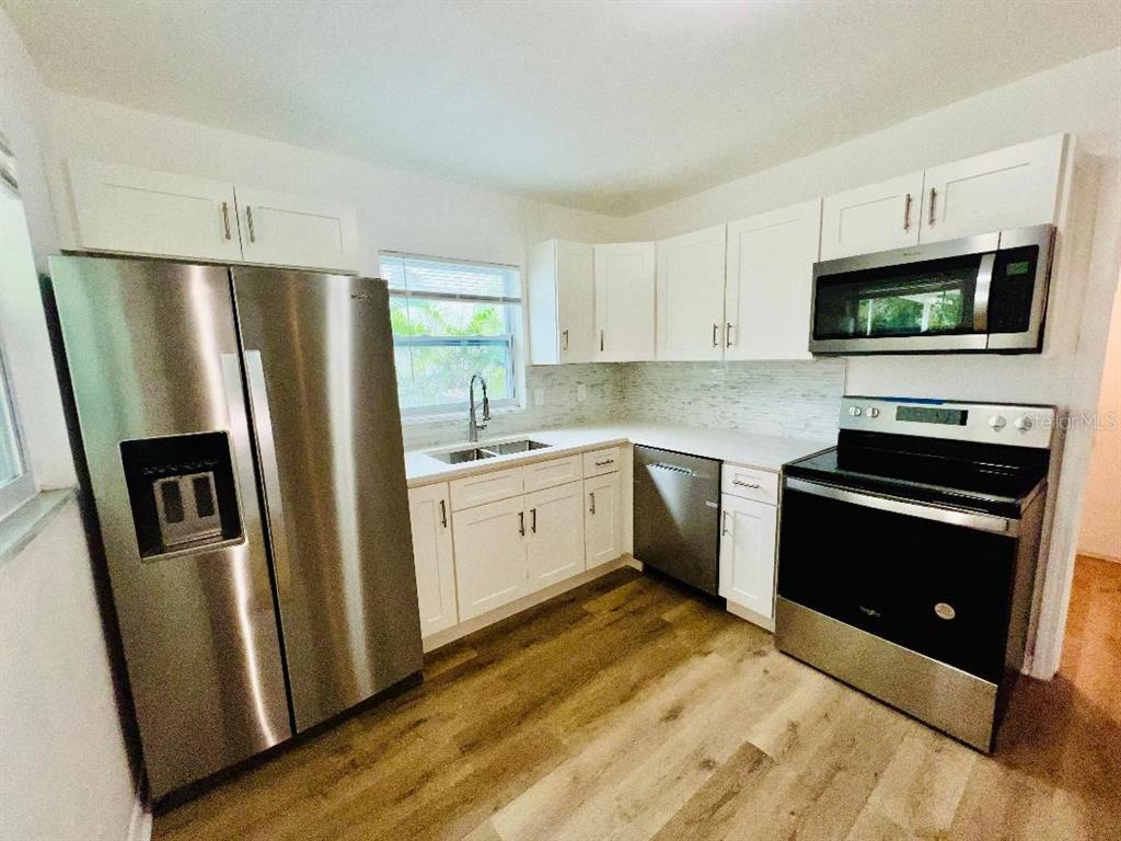1247 Davis Road Dunedin, FL 34698 - Photo 11 of 22 Gallery Image 11