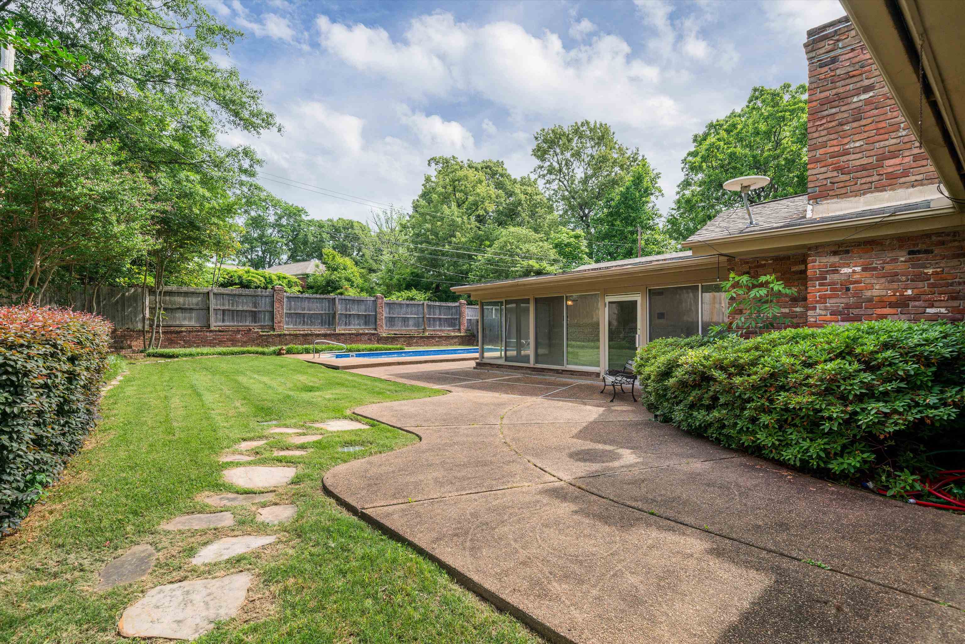 5670 North Angela Road Memphis, TN 38120 - Photo 22 of 22 a house view with a garden space
