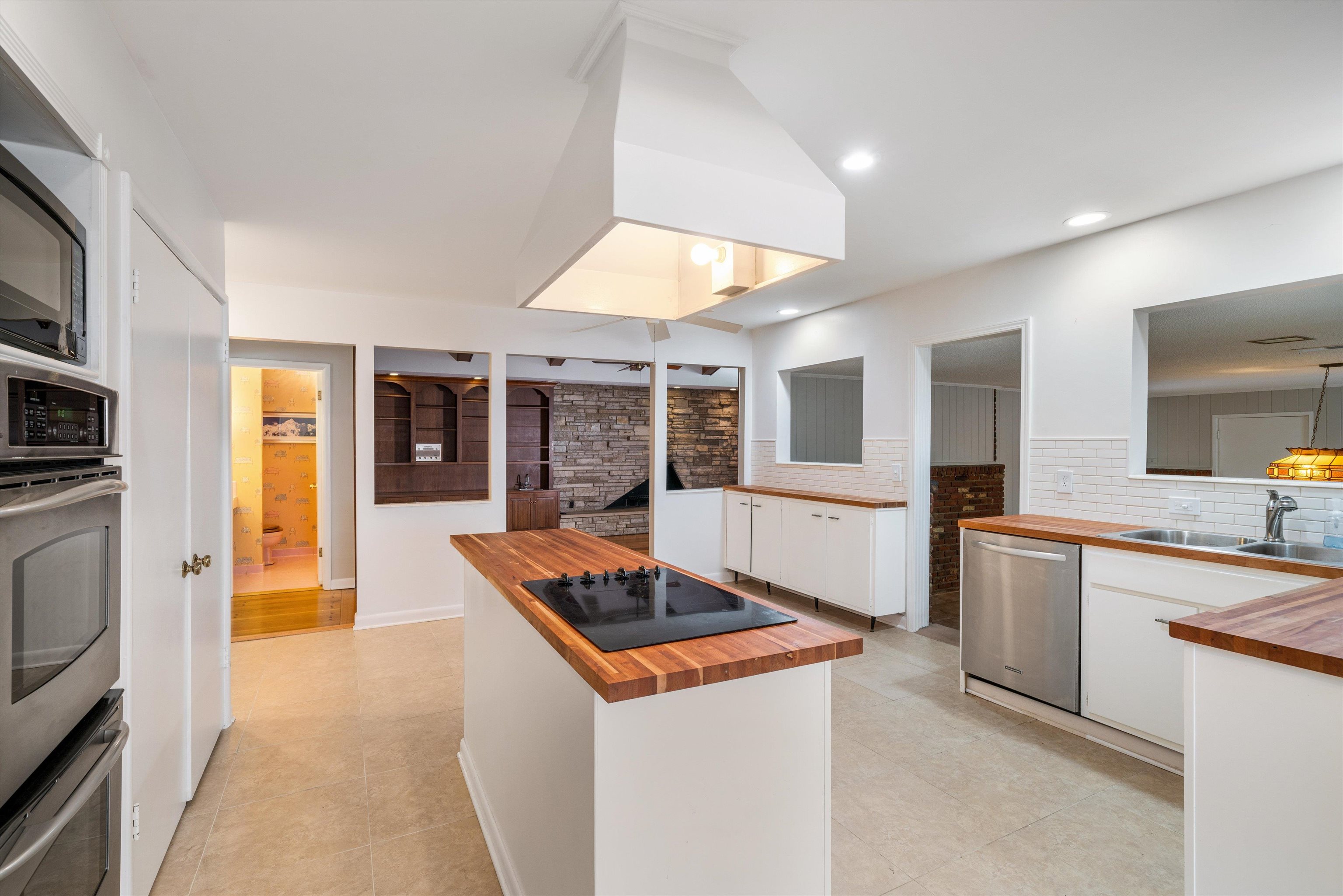 5670 North Angela Road Memphis, TN 38120 - Photo 6 of 22 a kitchen that has a sink and a stove in it