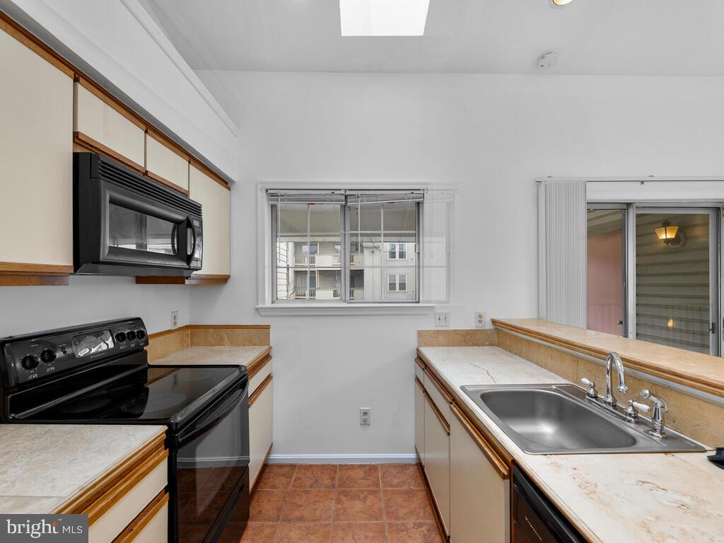 7806 Spinnaker Road, Unit 523 Laurel, MD 20707 - Photo 12 of 33 Kitchen area