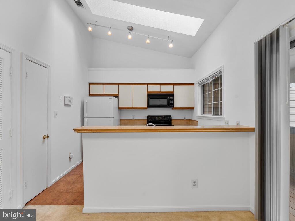 7806 Spinnaker Road, Unit 523 Laurel, MD 20707 - Photo 13 of 33 Kitchen w/ skylights & eat in bar area