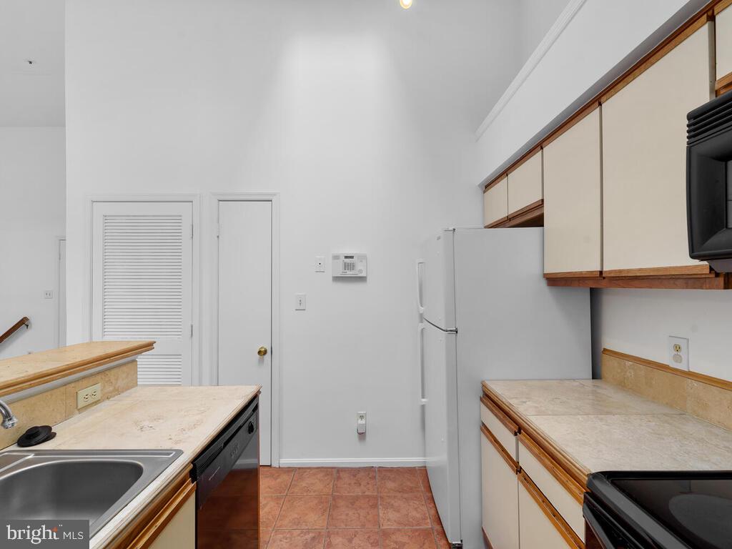 7806 Spinnaker Road, Unit 523 Laurel, MD 20707 - Photo 16 of 33 Kitchen area w/ vaulted ceilings & pantry