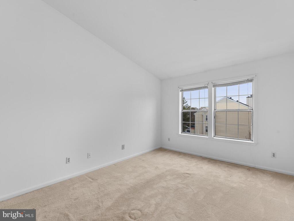 7806 Spinnaker Road, Unit 523 Laurel, MD 20707 - Photo 21 of 33 Spacious owners suite w/ vaulted ceilings