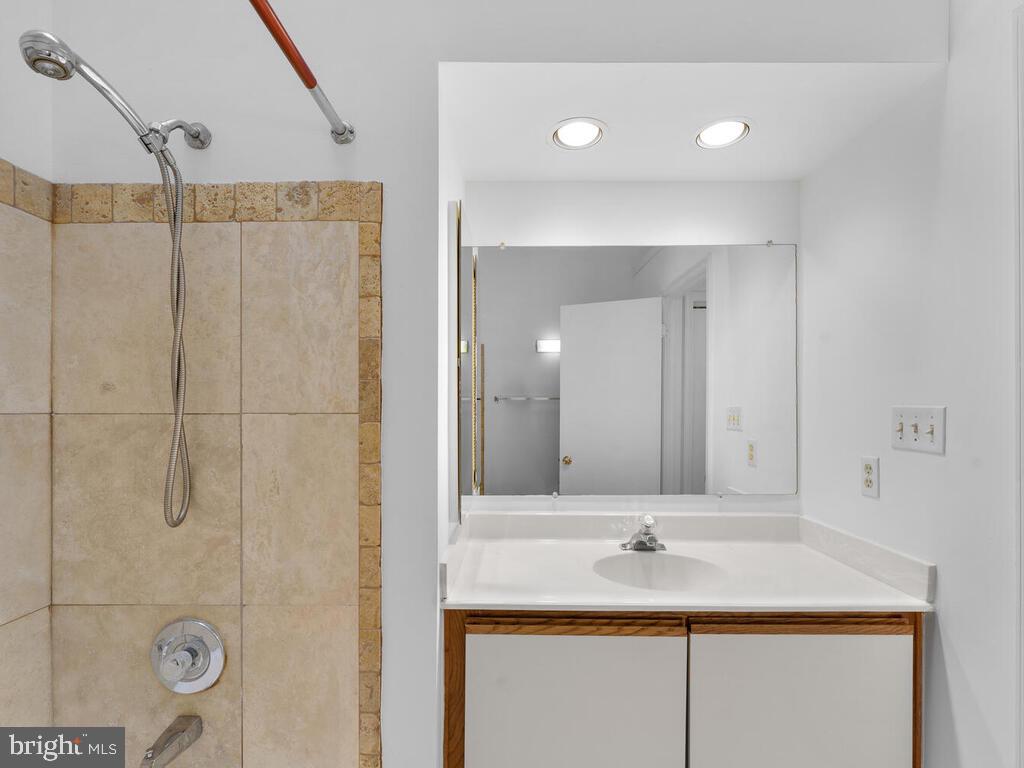 7806 Spinnaker Road, Unit 523 Laurel, MD 20707 - Photo 25 of 33 Owners suite bath in bedroom