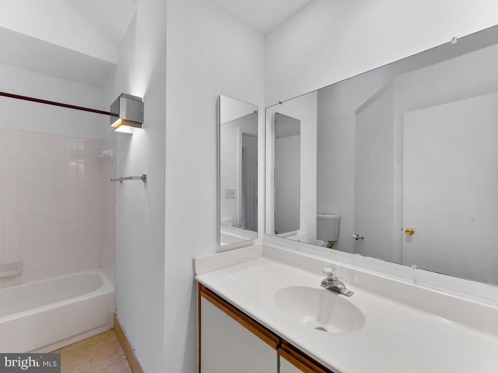 7806 Spinnaker Road, Unit 523 Laurel, MD 20707 - Photo 29 of 33 Full hall bathroom