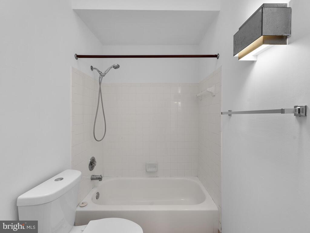 7806 Spinnaker Road, Unit 523 Laurel, MD 20707 - Photo 30 of 33 Full hall bathroom