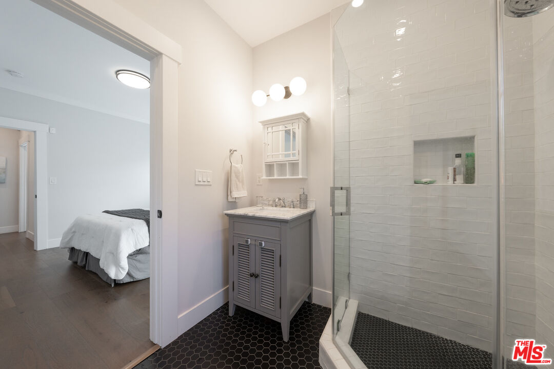 385 North Wilton Place Los Angeles, CA 90004 - Photo 28 of 53