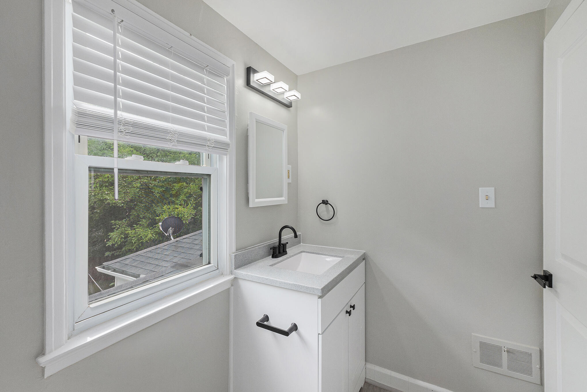 1605 Bournemouth Road Grosse Pointe Woods, MI 48236 - Photo 17 of 32 026_gf_9892