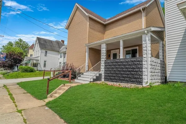 a view of a house with a yard