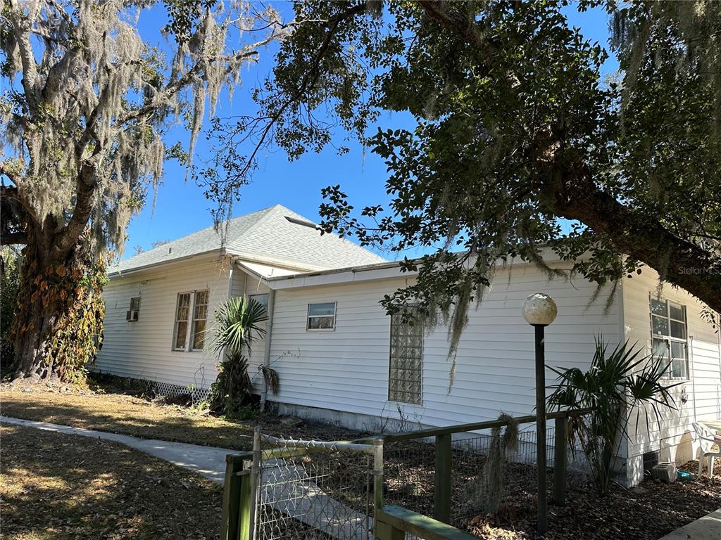 513 West Main Street Wauchula, FL 33873 - Photo 13 of 43 a backyard of a house with plants and trees