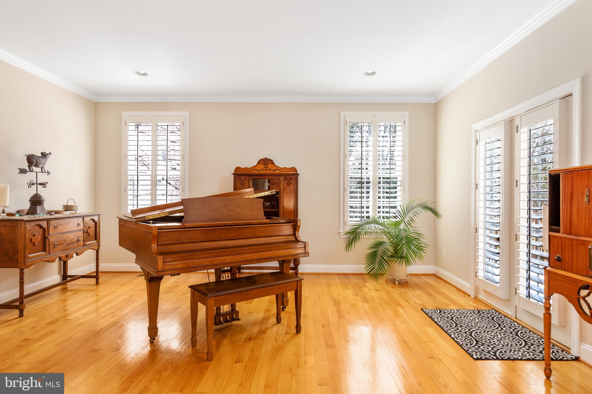 807 Ridge Place Falls Church, VA 22046 - Photo 4 of 44 Formal living room w/access to deck