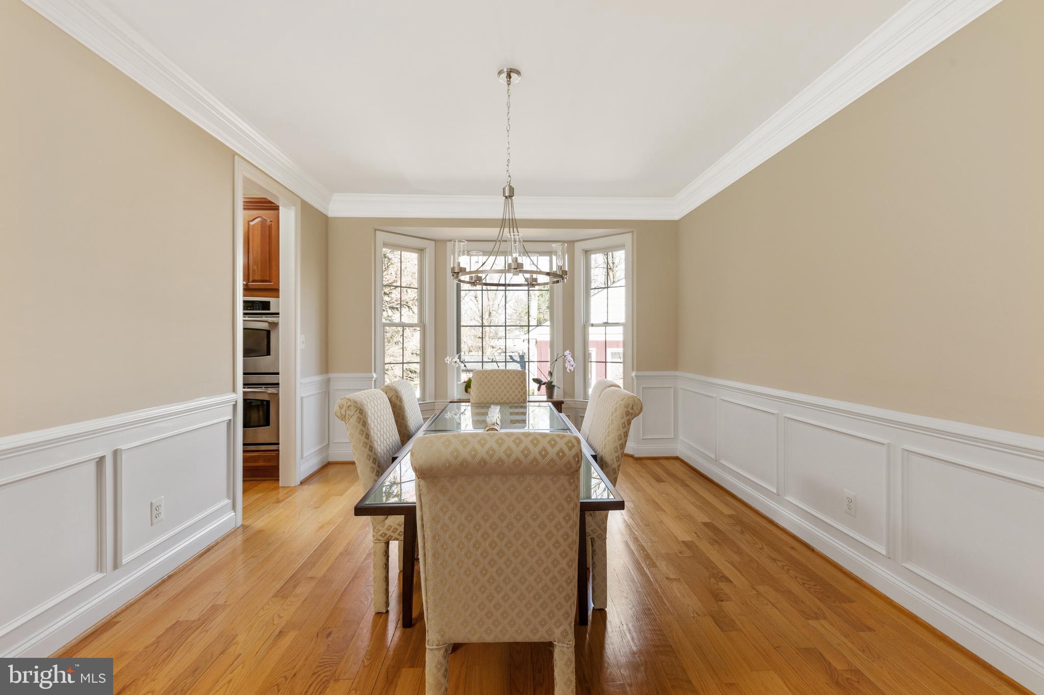 807 Ridge Place Falls Church, VA 22046 - Photo 5 of 44 Large dining room w/bay window