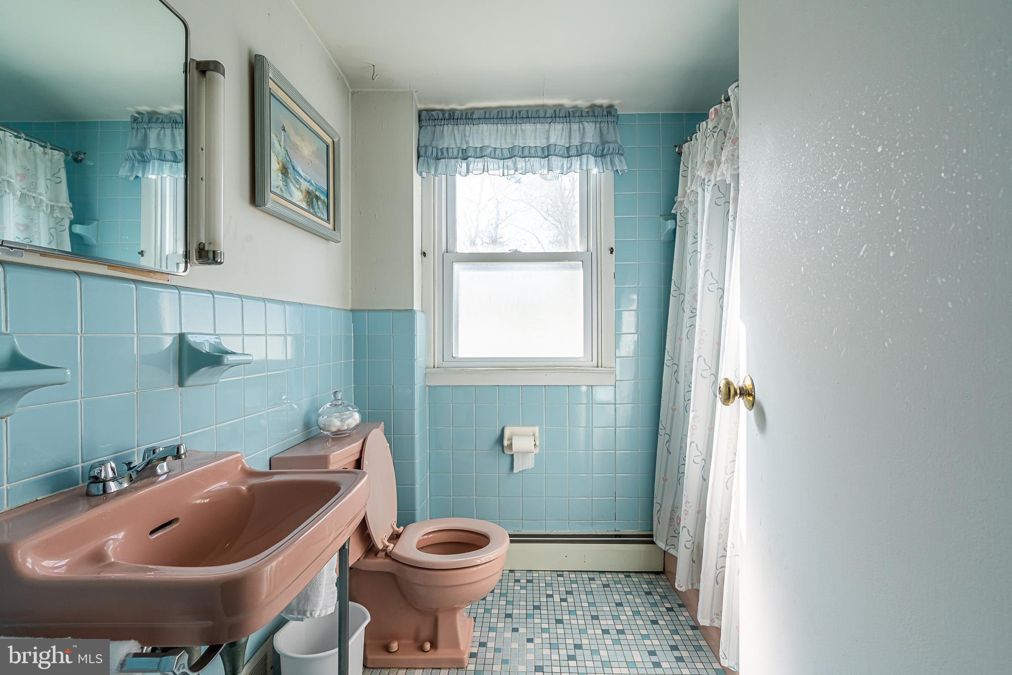412 Suffolk Road Flourtown, PA 19031 - Photo 21 of 32 2nd floor bath