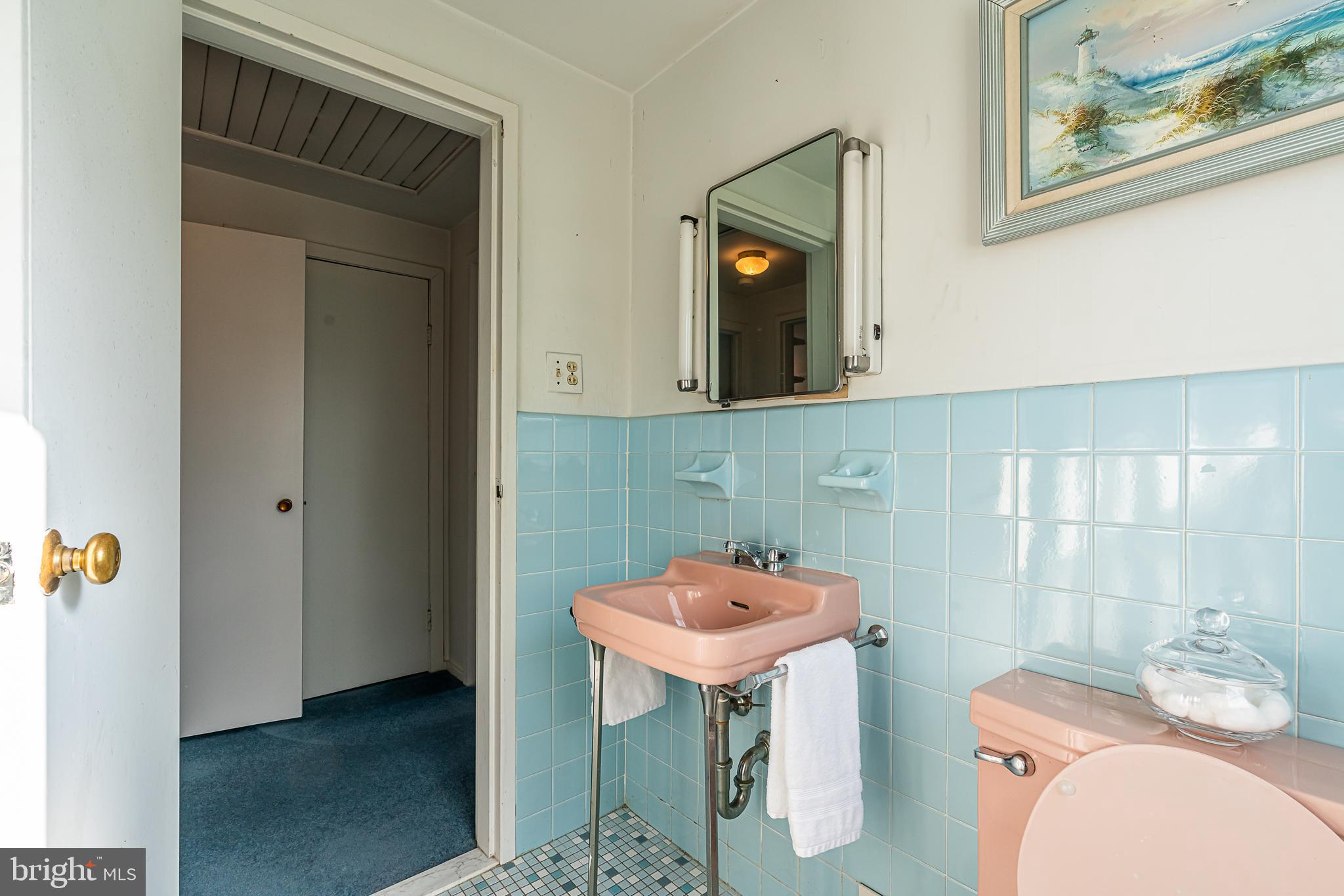 412 Suffolk Road Flourtown, PA 19031 - Photo 22 of 32 2nd floor bath