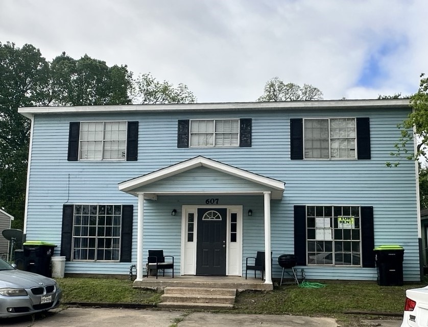 a view of a house with a yard and plants