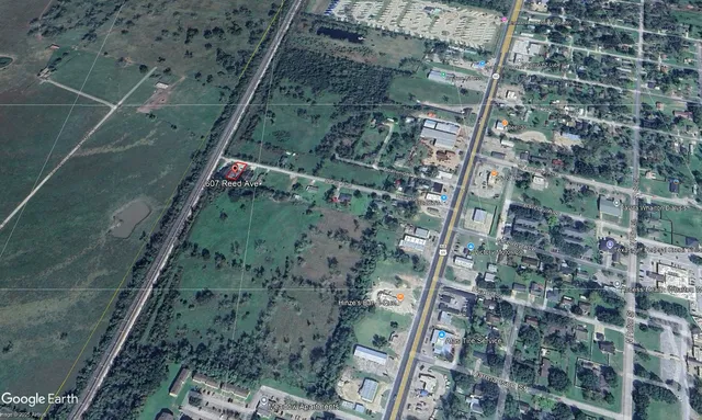 a view of building with a yard