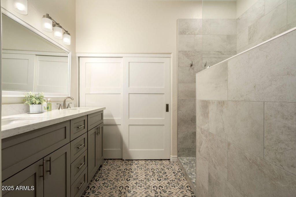 4415 East Weaver Road Phoenix, AZ 85050 - Photo 7 of 23 PRIMARY BATHROOM