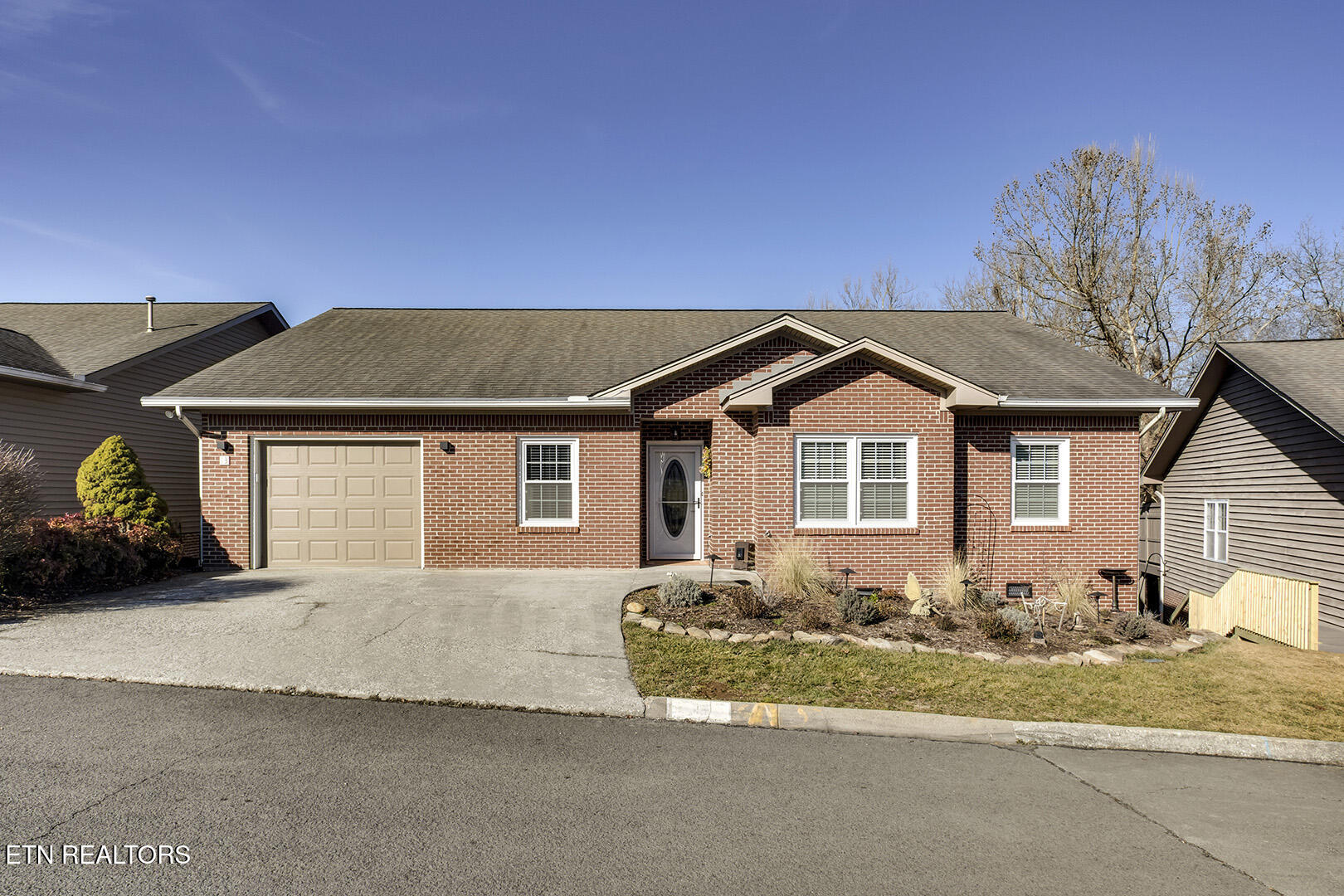 01_RiverviewDrive_13_Front