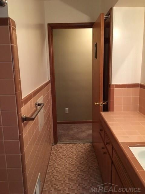 26220 Burg Road Warren, MI 48089 - Photo 25 of 65 Full Bathroom