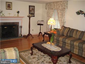 206 Glendale Road Wallingford, PA 19086 - Photo 2 of 11 Living Room