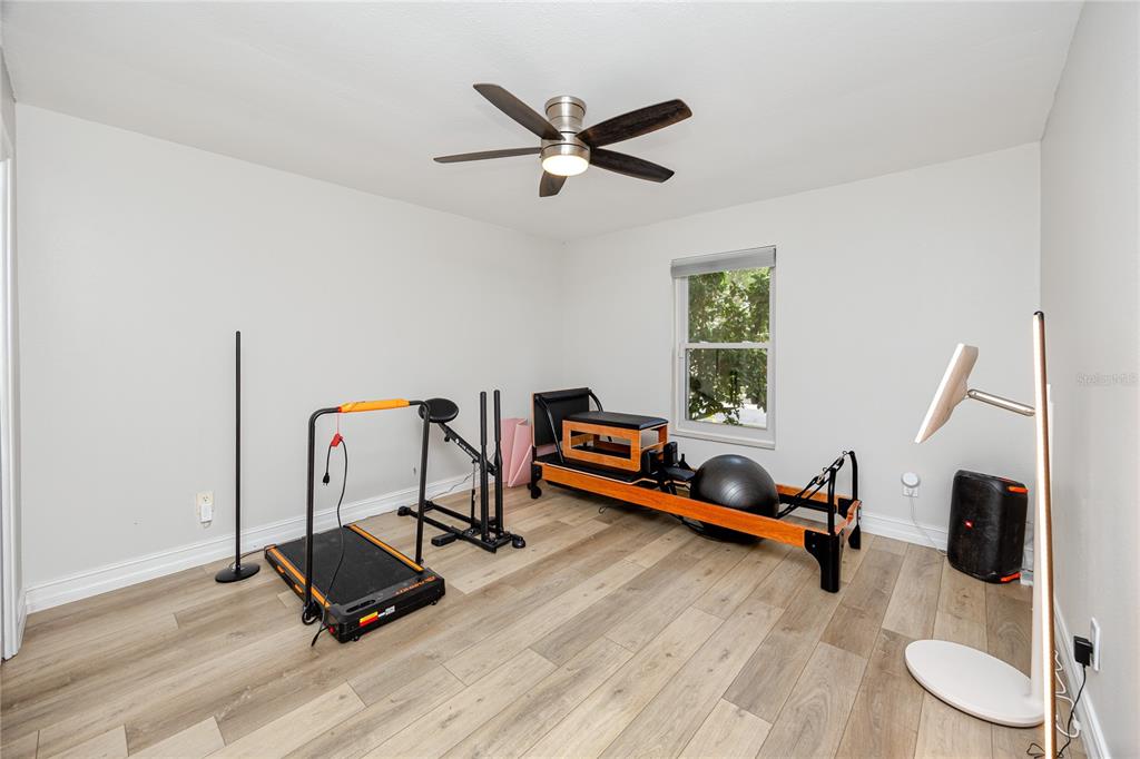 27 Summit Lane Safety Harbor, FL 34695 - Photo 27 of 48 a living room with furniture