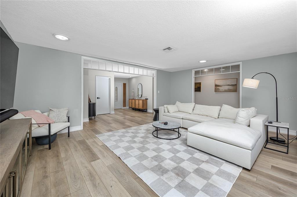 27 Summit Lane Safety Harbor, FL 34695 - Photo 5 of 48 a living room with furniture