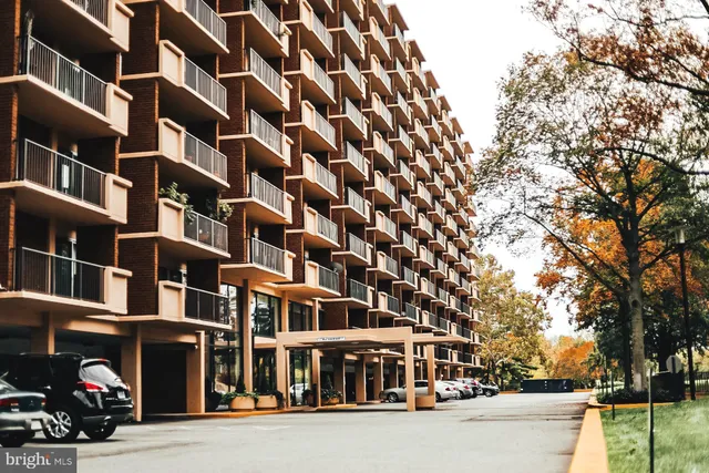 $2,250 | 1300 Army Navy Drive, Unit 303, Arlington, VA 22202