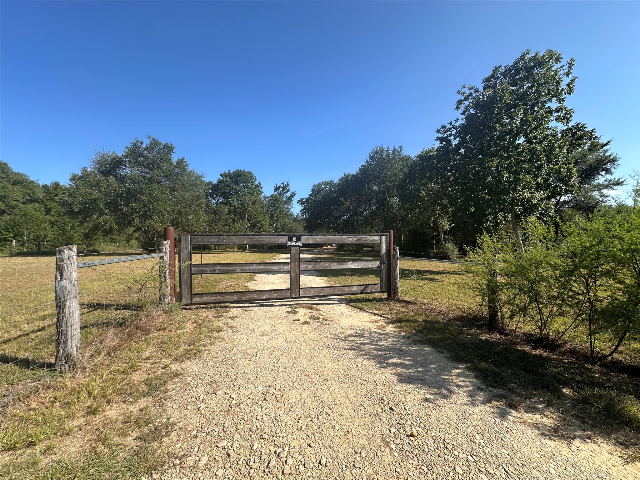 17300 Sweed Road Washington, TX 77880 - Photo 22 of 27 Gated front entrance