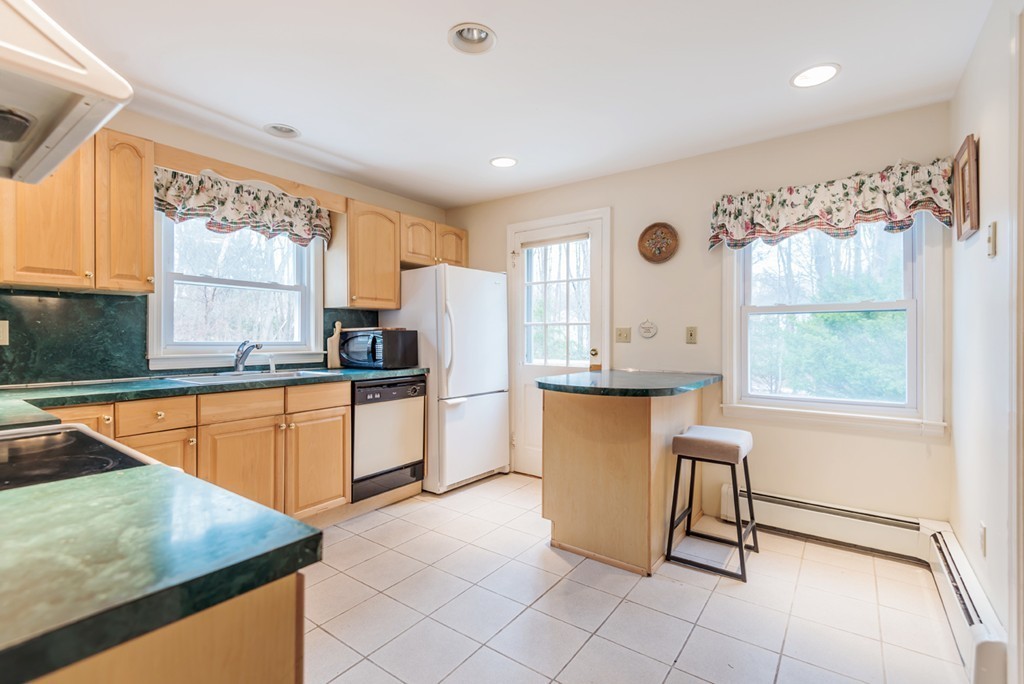 137 High Plain Road Andover, MA 01810 - Photo 4 of 25 Gallery Image 4