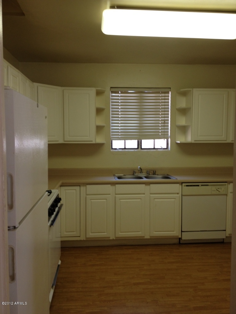 3027 North Randolph Road Phoenix, AZ 85014 - Photo 3 of 15 Kitchen