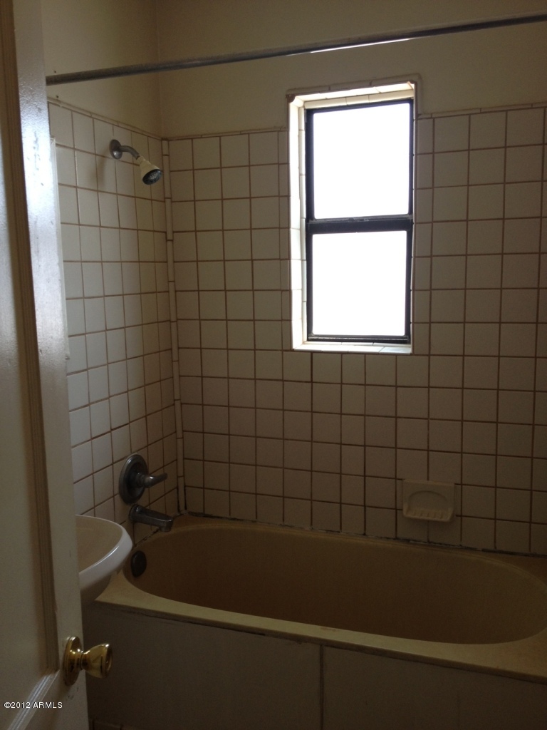 3027 North Randolph Road Phoenix, AZ 85014 - Photo 9 of 15 Bathroom 1