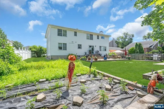 a view of a house with backyard