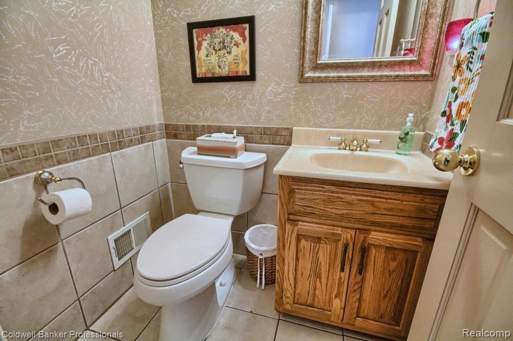 1310 Wagon Wheel Road Canton, MI 48188 - Photo 12 of 28 Half_Bath.jpg